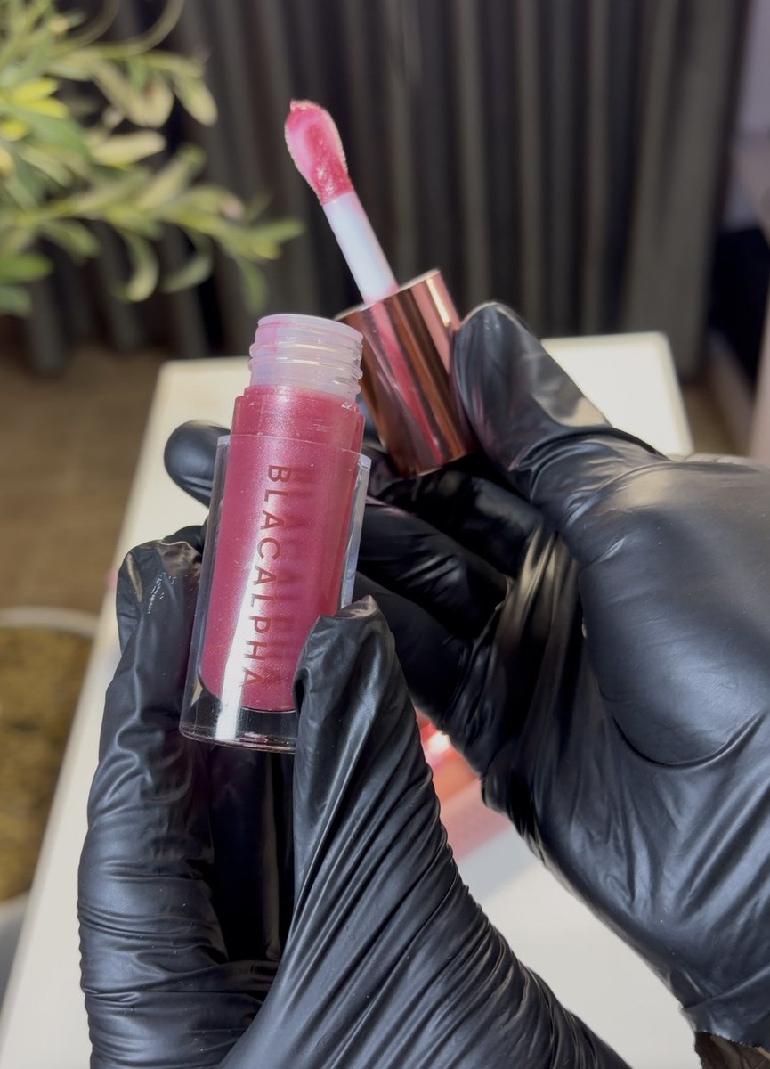 blacalphaa's tweet image. Here’s our latest addition called pearl😮‍💨  such a pretty shade ☺️💖

We have 11 stunning shades ₦4,000 each. our DMs are open, Kindly Shop now 💕
#lipgloss