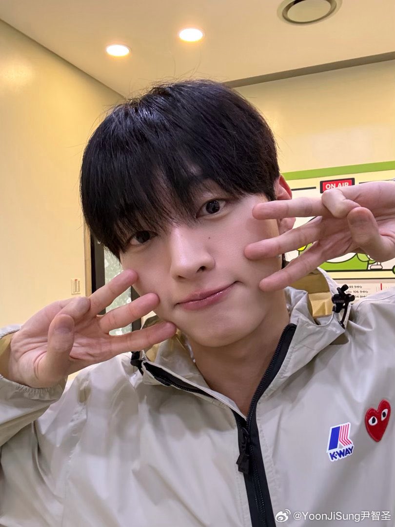 [#룽포메이션]

공식 웨이보 계정 업로드
m.weibo.cn/status/5288447…

#윤지성 #YoonJisung