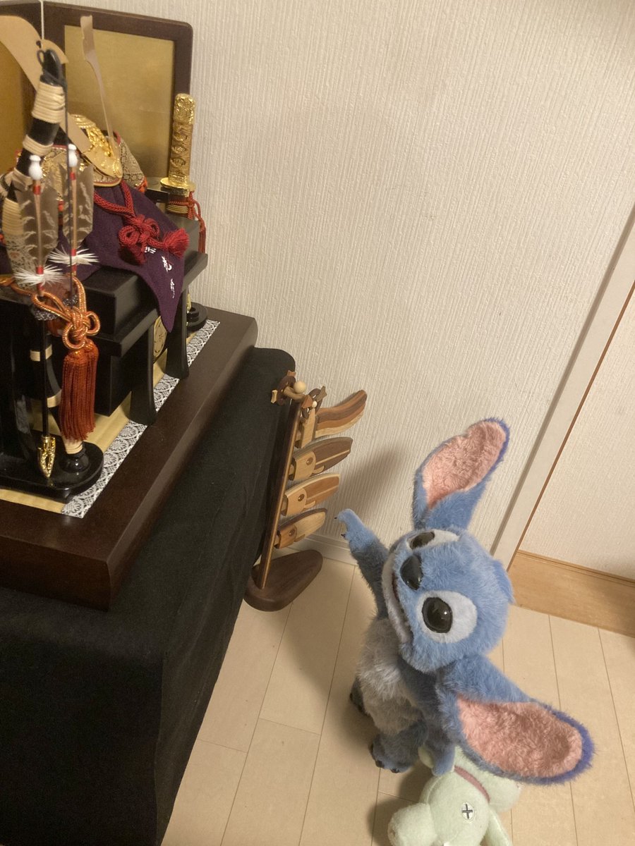 「コレナニ？」
「兜飾りだよ、端午の節句って言って子供の成長を祝うんだよ」
「ダンゴ？オイシイヤツ？」

「団子じゃなくて端午😂（相変わらず食に貪欲）」