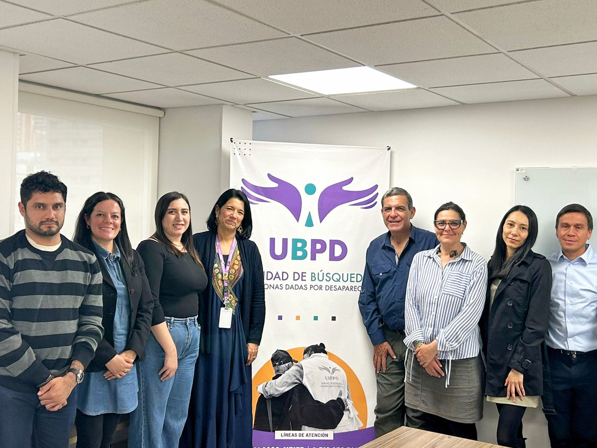 APCColombia's tweet photo. ¡Desde la #CooperaciónSurSur aportamos a la paz!🕊️

En el marco del proyecto "Recuperando memoria para la Democracia", sostuvimos un intercambio técnico entre @copadehgt y la @UBPDcolombia para seguir fortaleciendo la búsqueda de personas desaparecidas en la región. 🇨🇴🇬🇹

🧵👇🏾 https://t.co/W5QJ2eW9pb
