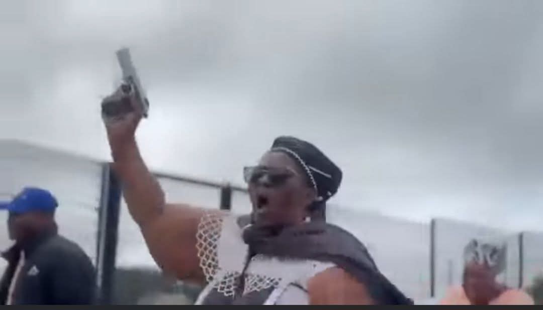 This one wont nees a bed tonight she will sleep standing with stress. 

#HandsOfJuju Malema