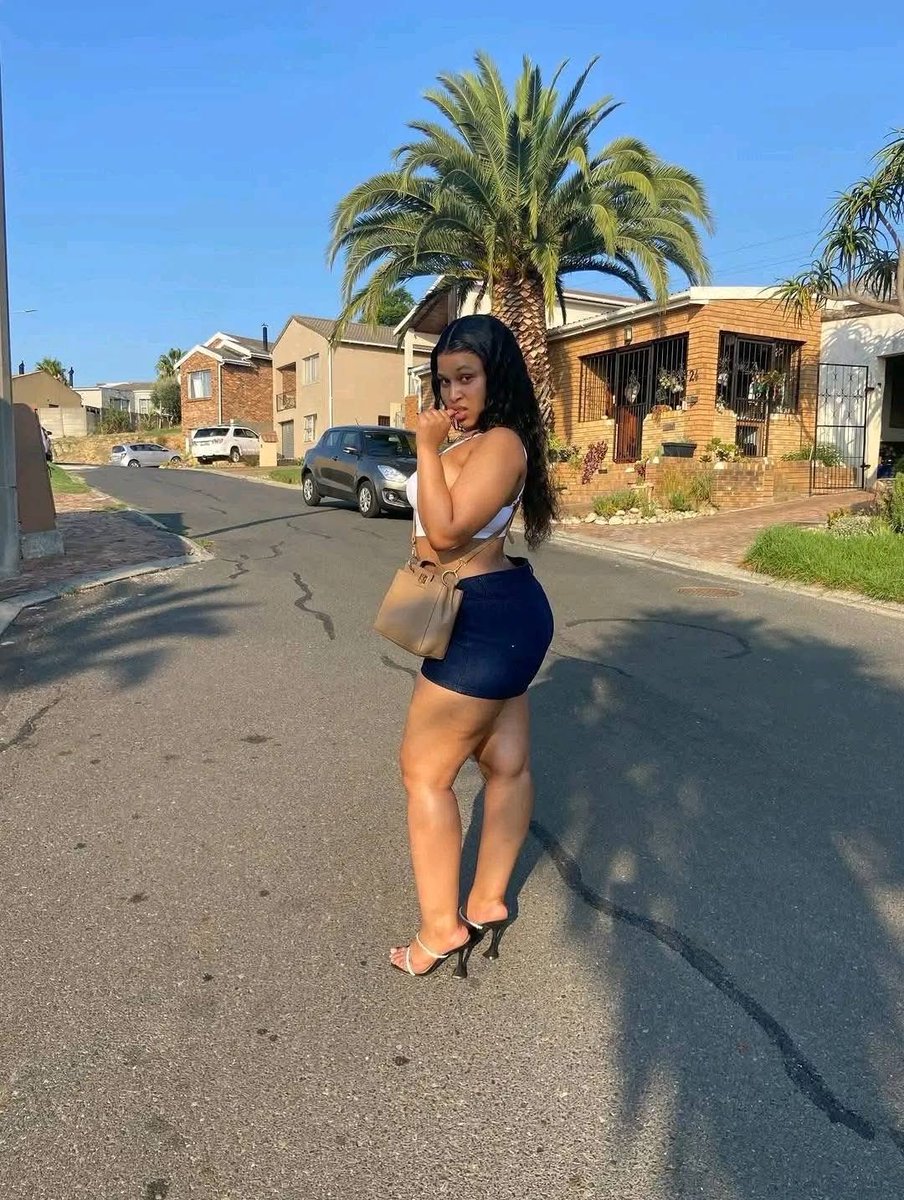 SteveVulture's tweet photo. She is hot 🥵 https://t.co/xjjZx7Ni1M