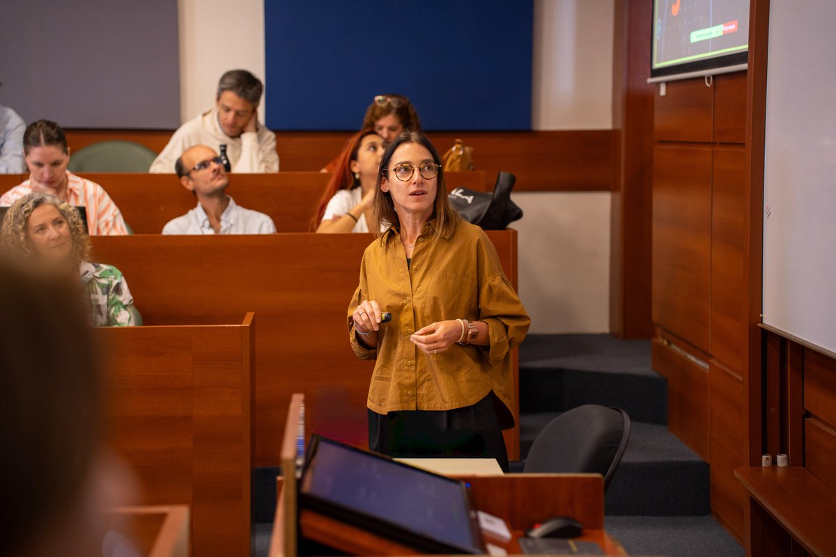 EPCaustral's tweet photo. La Maestría en Gestión de Contenidos y @MMlab_austral presentaron 📱 𝗠𝗲𝗱𝗶𝗮 𝗙𝘂𝘁𝘂𝗿𝗲𝘀 𝟮𝟬𝟮𝟲, un espacio de análisis y reflexión sobre las transformaciones de la industria de medios y entretenimiento.

↪️ El encuentro reunió a especialistas, alumnos y graduados para abordar tendencias, desafíos y oportunidades del sector. 

💬 “Los usuarios ya son consumidores y creadores al mismo tiempo”— Karina Szmulewicz (YouTube).