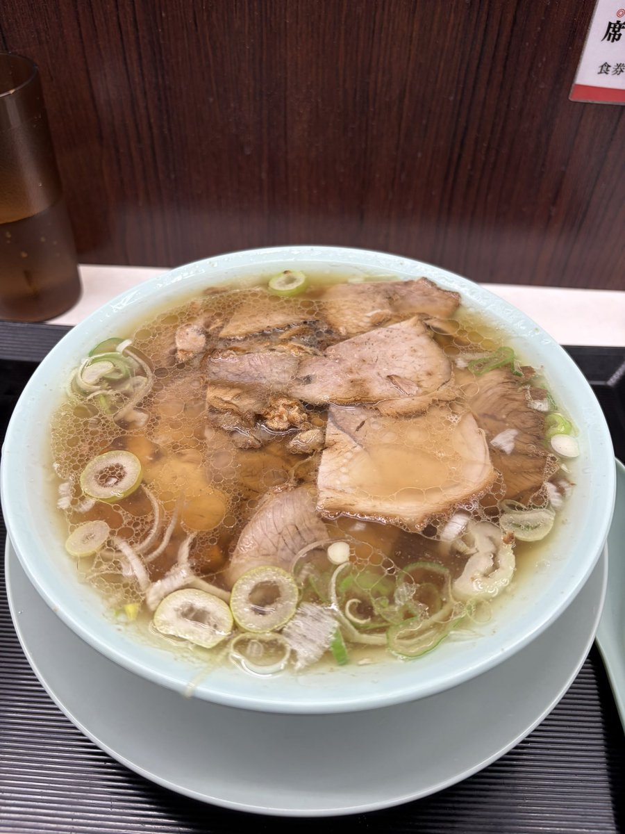 新橋ニューともちんラーメン 神保町店

中華そば

用心棒のあとに直行でもう一杯。先ほどのカロリーを全て洗い流すかのような、透き通った純朴ラーメン。原始的欲求ど真ん中を撃ち抜く完璧すぎる一杯。