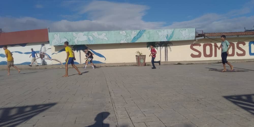 Recreación saba en esta semana de receso Los educandos de Secundaria Básica aprovechando los parques y plazas de #SiempreSanriago