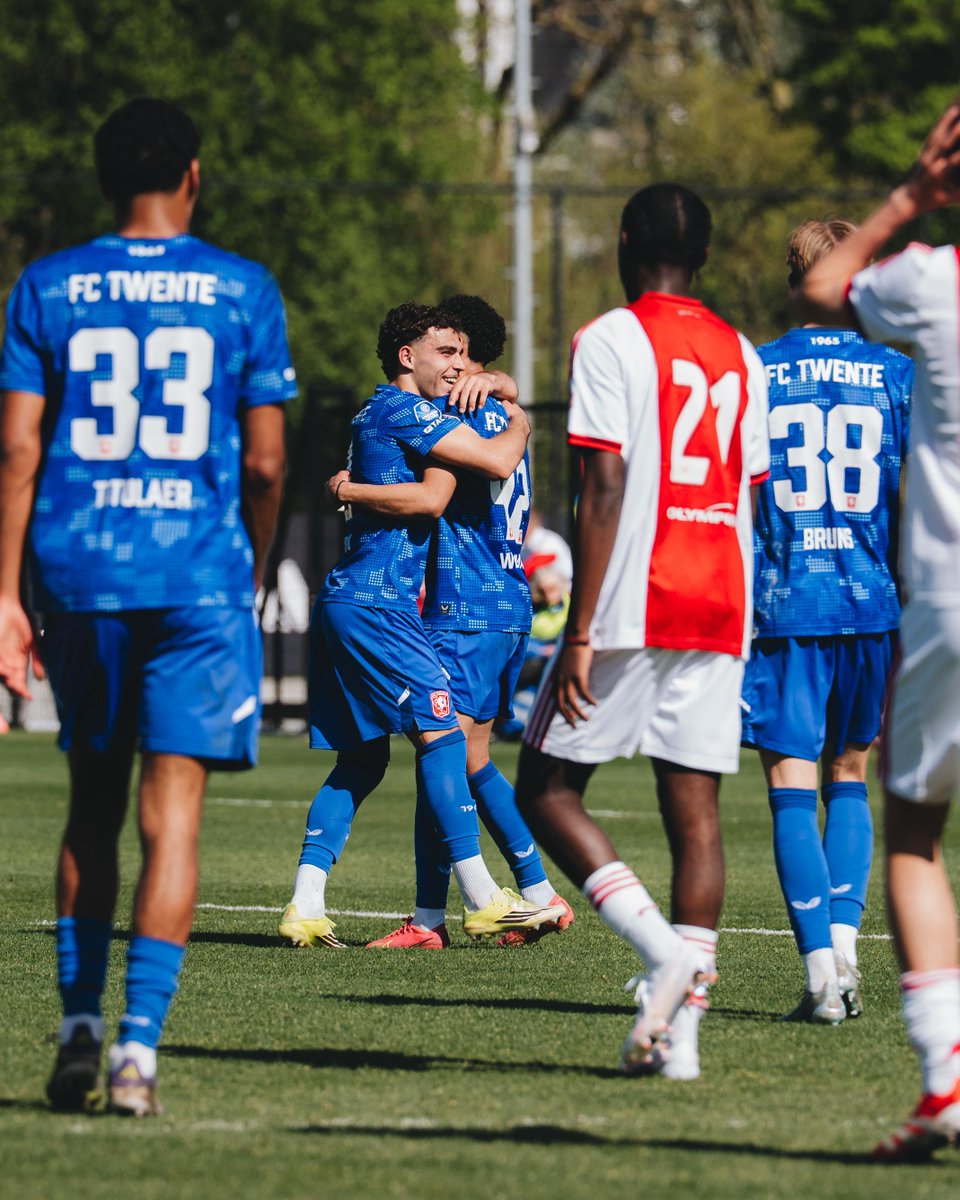 fctwente's tweet photo. โฝ ๐
๐ ๐๐ฐ๐๐ง๐ญ๐ ๐ฐ๐ข๐ง๐ญ ๐จ๐๐๐๐ง๐๐ฎ๐๐ฅ ๐๐ข๐ฃ ๐๐ฃ๐๐ฑ
Dankzij een schitterende treffer van Daouda Weidmann werd het vanmiddag 0-1 in Amsterdam.
https://t.co/XfhoitYFRk
#AJATWE | #FCTwente https://t.co/EkS76cslQg