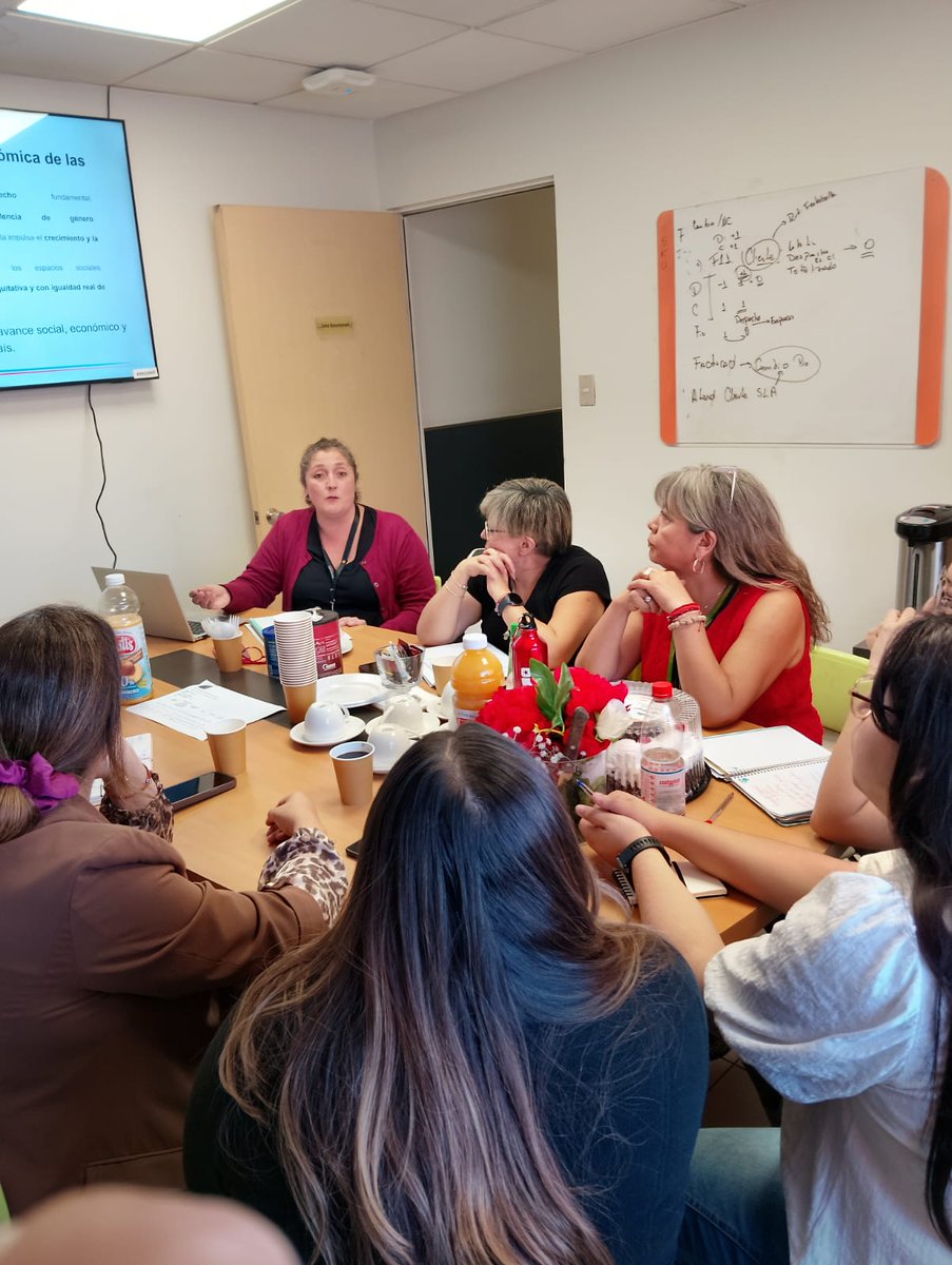 Estuvimos con el Comité de Buenas Prácticas de Falabella La Calera ✨

Desde SernamEG presentamos plan de trabajo 2026 del Programa de Buenas Prácticas Laborales con Equidad de Género, en el marco del compromiso asumido por la empresa 🤝

Creando espacios laborales más justos💜