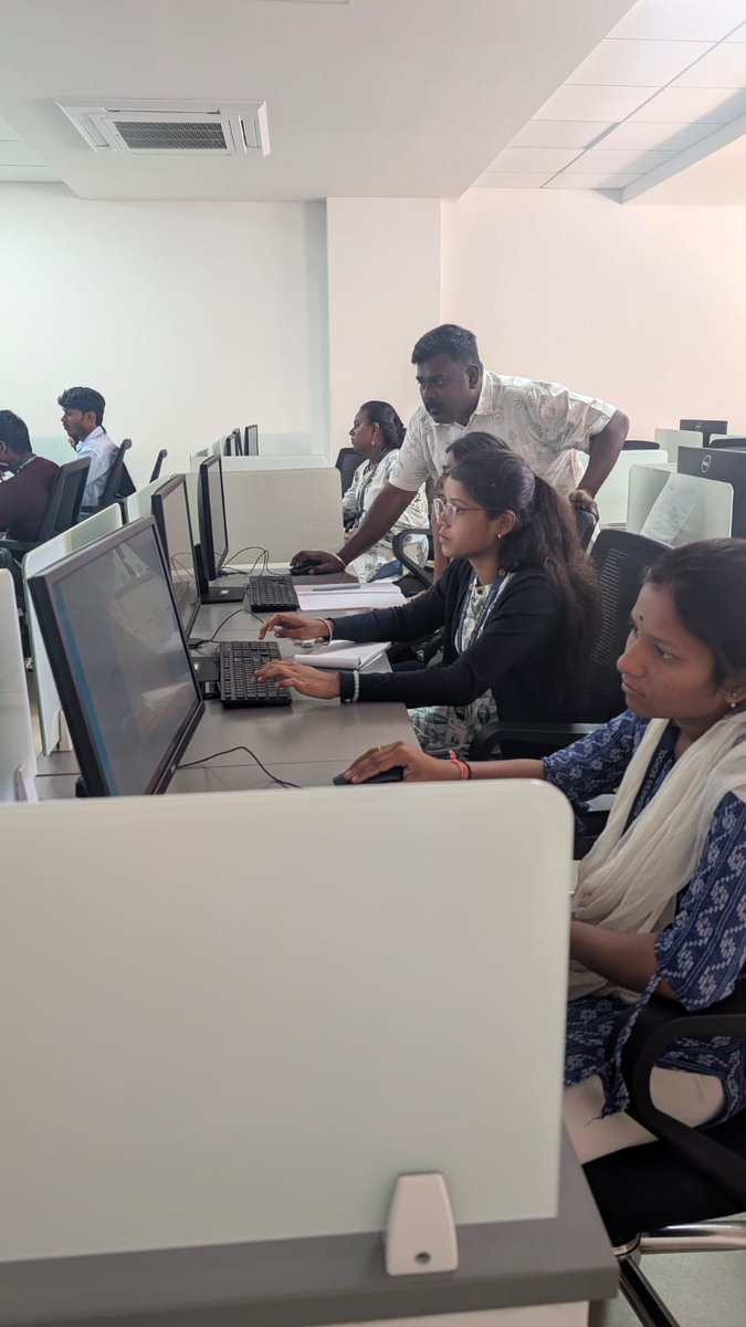 gnanaraj's tweet photo. We conducted Resume Building &amp; Portfolio Sessions at UIBS for final-year UG &amp; PG students of  BCom, BBA, BCA, MCA, MBA. 🚀

Students created their own resumes live and received personalized feedback individually.

#resumebuilding #careerreadiness #employability #UIBS #placements https://t.co/VFMABYlJcs