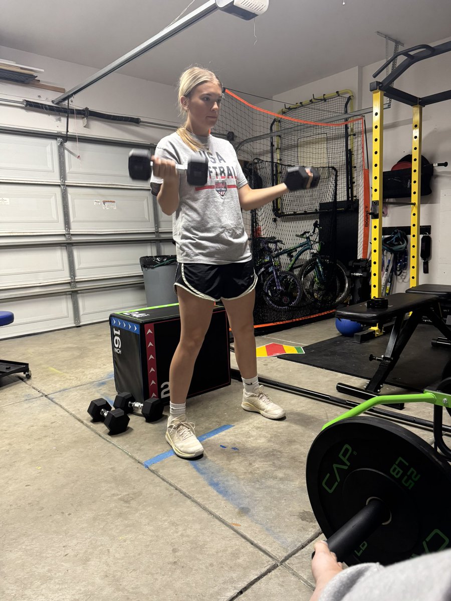 rylee_2029's tweet image. ☀️ 5am….Rise and Grind!!!                              💪🏼 Turning STRENGTH into POWER!!! 

#girlswholift 
#Classof2029 #powerhitter #cornerinfielder #varsitysoftball #quartzhillHS #firecrackersRTY

@tonyrico @firecrackersinc @elise_laws @thefcpremier 

@softbalamerica