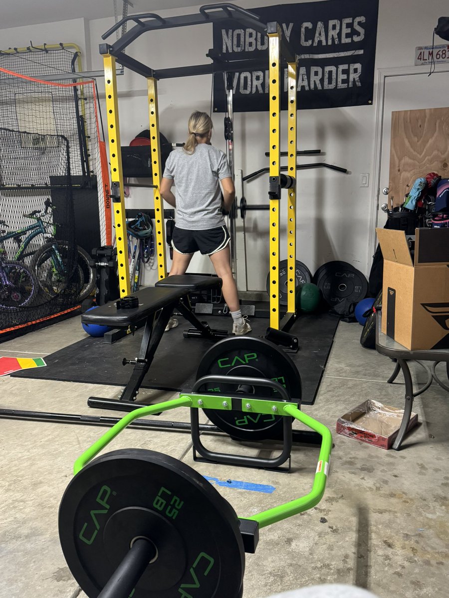 rylee_2029's tweet image. ☀️ 5am….Rise and Grind!!!                              💪🏼 Turning STRENGTH into POWER!!! 

#girlswholift 
#Classof2029 #powerhitter #cornerinfielder #varsitysoftball #quartzhillHS #firecrackersRTY

@tonyrico @firecrackersinc @elise_laws @thefcpremier 

@softbalamerica