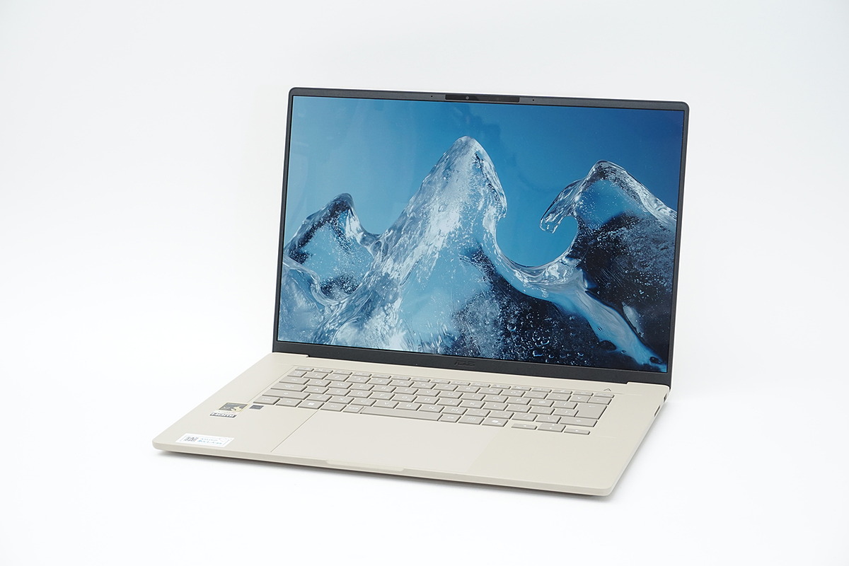 pc_watch's tweet image. 【今日の人気記事】【やじうまミニレビュー】これならArm版Windowsでもいい感じ！Snapdragon X2で全方位スキなしの「Zenbook S… pc.watch.impress.co.jp/docs/column/ya… #Zenbook #ASUS