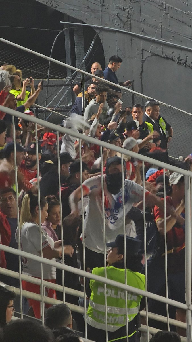 Ir a alentar a su club👎🏻// Ir a alentar a otro club👍🏻

Muy de los primos.