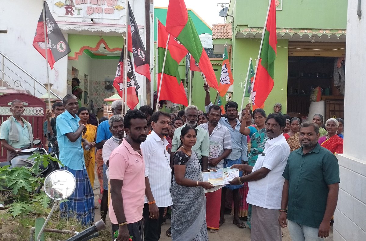 TRajeshbjp's tweet photo. #தேசிய_ஜனநாயக_கூட்டணி  சார்பாக தென்காசி சட்டமன்ற தொகுதியின் வெற்றி வேட்பாளர் அண்ணன் திரு Selvamohandas Pandian  அவர்களுக்கு #இரட்டைஇலை  சின்னத்தில் மேலப்பாவூர் ஊராட்சியில் வீடு வீடாக வாக்கு சேகரித்த தருணம்..🙏
@BJP4TamilNadu 
@BJP4_tenkasi https://t.co/RiWpP6yhxj