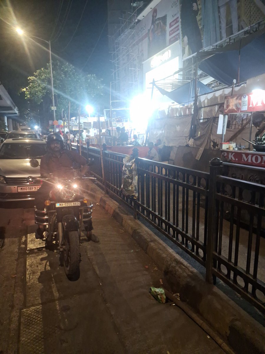 sanjay148's tweet photo. @mybmc hope you have recognised the area. It is dn nagar , in front of manish nagar market where there is no space for pedestrians. There is a farce of a drive which happens once in a while where people announce that they are coming and then guys vanish for 2 hrs . Do something . https://t.co/09lTQoIGaf