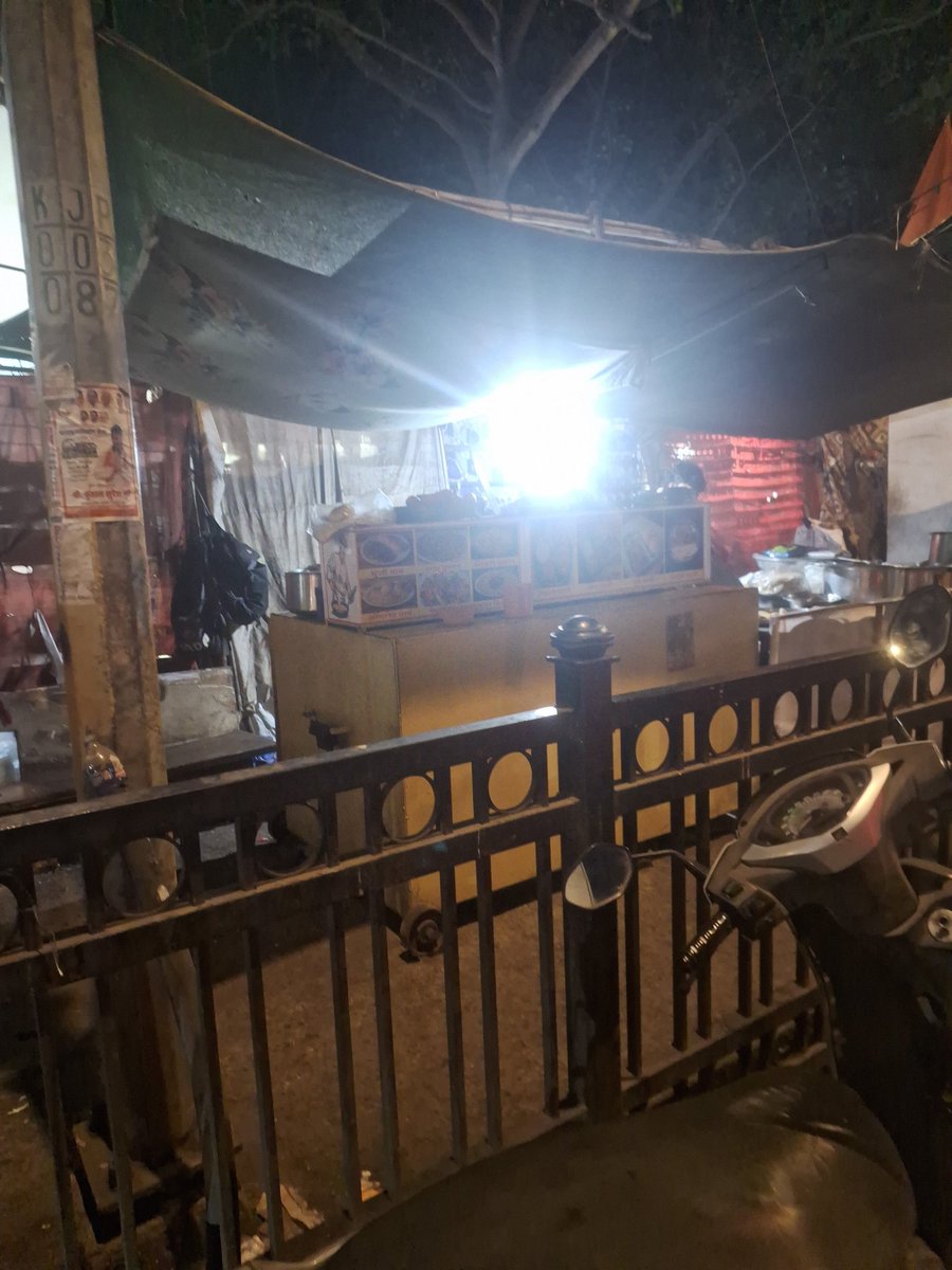 sanjay148's tweet photo. @mybmc hope you have recognised the area. It is dn nagar , in front of manish nagar market where there is no space for pedestrians. There is a farce of a drive which happens once in a while where people announce that they are coming and then guys vanish for 2 hrs . Do something . https://t.co/09lTQoIGaf