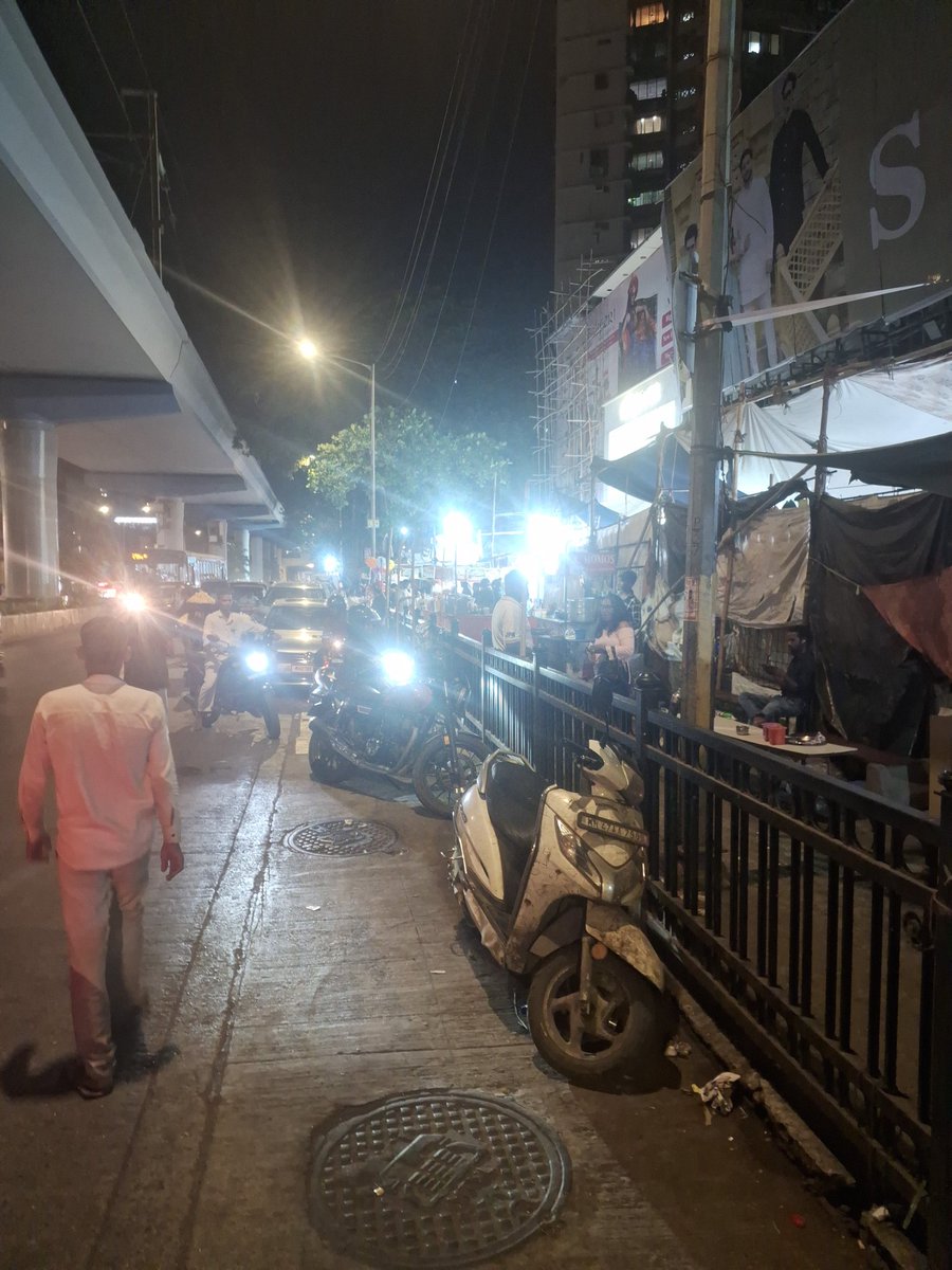 sanjay148's tweet photo. @mybmc hope you have recognised the area. It is dn nagar , in front of manish nagar market where there is no space for pedestrians. There is a farce of a drive which happens once in a while where people announce that they are coming and then guys vanish for 2 hrs . Do something . https://t.co/09lTQoIGaf