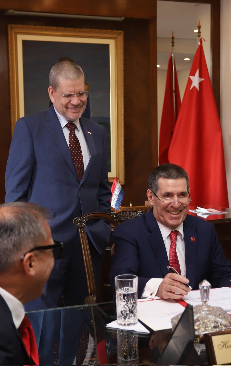 El presidente de la ANR, Horacio Cartes se encuentra en la Junta de Gobierno. Tiene reunión con el Jefe de Gabinete, Eduardo González.También firmará documentos administrativos, con el Lic Hugo Zárate y luego firma de convenio con el TSJE, en vistas a las internas municipales.