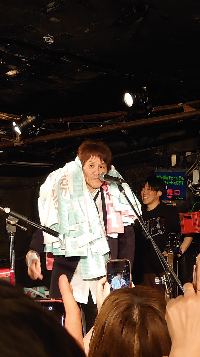 FLAT20151213's tweet photo. ホフディランカルテット@ 下北沢SHELTER

オータさんのドラムと田中さんのベースの組み合わせのリズム隊が大好きなので邪道ですがホフのライブはこの4人が一番好きな組み合わせなのです🙌
曲の合間のトークも面白いし田中さんを上手くいじれるは雄飛さんだけ…🤣
ベイビーが言ってたけど私も最高だった https://t.co/ECiC84t0o1