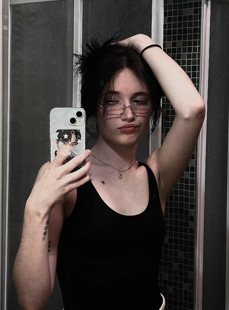 sara⁷ ★ is seeing bts tweet media