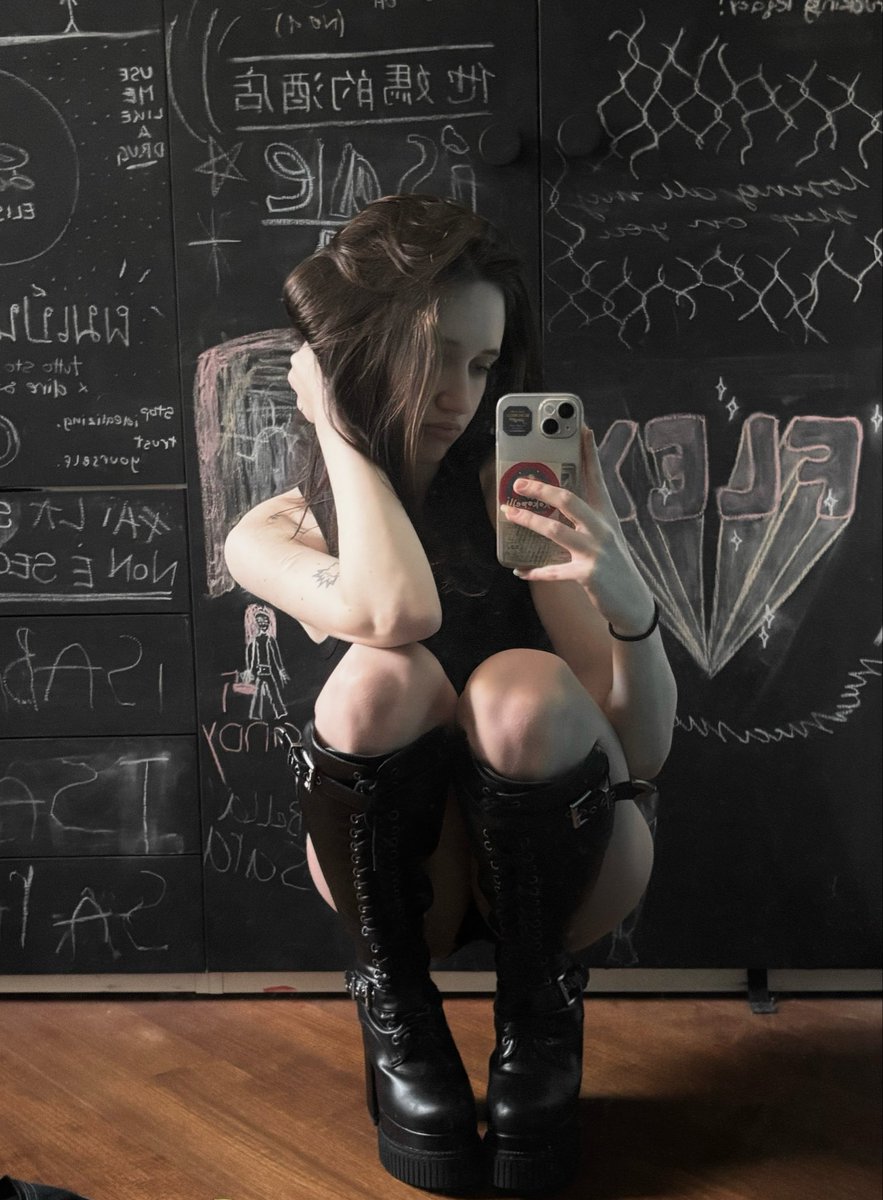 sara⁷ ★ is seeing bts tweet media