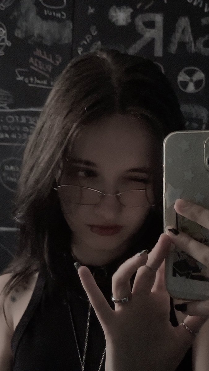 sara⁷ ★ is seeing bts tweet media