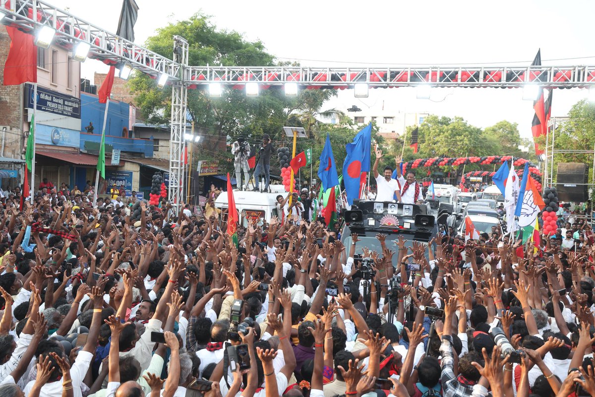 Udhaystalin's tweet photo. #Delimitation சட்ட நகலை எரித்து, ஒன்றிய ஆட்சியாளர்களுக்கு நம் எதிர்ப்பைப் பதிவு செய்து உரிமைக் குரல் எழுப்பியதை, போடிநாயக்கனூர் சட்டமன்றத் தொகுதி வாக்காளர்களிடம் எடுத்துக்கூறி, வெற்றி வேட்பாளர் அண்ணன் @OfficeOfOPS அவர்களுக்கு ஆதரவாக வாக்கு சேகரித்தோம். 

மாநில உரிமைகளை முடக்கி, இந்திய கூட்டாட்சியைச் சிதைக்க முயலும் பாசிஸ்டுகளையும் அவர்களின் பாதம் தாங்கும்  முரட்டு அடிமைகளையும் வீழ்த்த மதச்சார்பற்ற முற்போக்குக் கூட்டணிக்கு வாக்களிக்க வேண்டுமென கேட்டுக்கொண்டோம். 

டெல்லி VS தமிழ்நாடு என்ற உரிமைப் போரில் ஆதிக்க சக்திகளை வீழ்த்துவோம்! மாநில உரிமைகளை மீட்போம்!

#DMK4TN #VoteForDMK #ஸ்டாலின்_தொடரட்டும்‌  #தமிழ்நாடு_வெல்லட்டும்