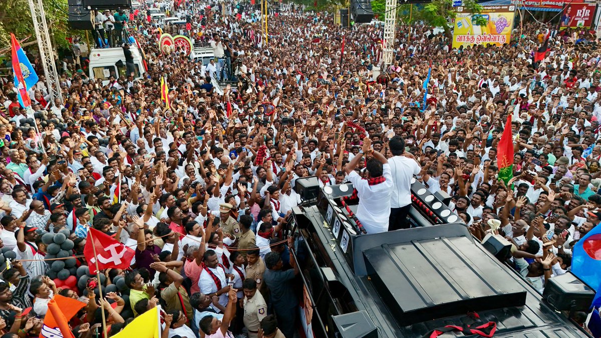 Udhaystalin's tweet photo. #Delimitation சட்ட நகலை எரித்து, ஒன்றிய ஆட்சியாளர்களுக்கு நம் எதிர்ப்பைப் பதிவு செய்து உரிமைக் குரல் எழுப்பியதை, போடிநாயக்கனூர் சட்டமன்றத் தொகுதி வாக்காளர்களிடம் எடுத்துக்கூறி, வெற்றி வேட்பாளர் அண்ணன் @OfficeOfOPS அவர்களுக்கு ஆதரவாக வாக்கு சேகரித்தோம். 

மாநில உரிமைகளை முடக்கி, இந்திய கூட்டாட்சியைச் சிதைக்க முயலும் பாசிஸ்டுகளையும் அவர்களின் பாதம் தாங்கும்  முரட்டு அடிமைகளையும் வீழ்த்த மதச்சார்பற்ற முற்போக்குக் கூட்டணிக்கு வாக்களிக்க வேண்டுமென கேட்டுக்கொண்டோம். 

டெல்லி VS தமிழ்நாடு என்ற உரிமைப் போரில் ஆதிக்க சக்திகளை வீழ்த்துவோம்! மாநில உரிமைகளை மீட்போம்!

#DMK4TN #VoteForDMK #ஸ்டாலின்_தொடரட்டும்‌  #தமிழ்நாடு_வெல்லட்டும்