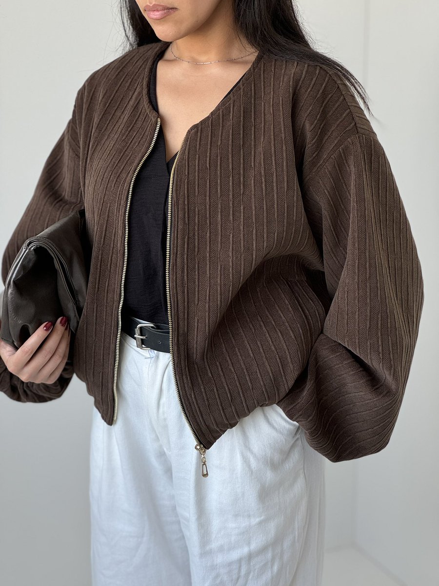 لی لا tweet media