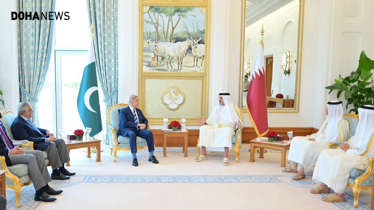 dohanews's tweet image. #Qatar’s Amir Sheikh @TamimBinHamad Al Thani and #Pakistan’s Prime Minister @CMShehbaz discussed the latest regional and international developments during a #meeting at the Amiri Diwan on Thursday.
During the talks, Sharif renewed his country’s condemnation of #attacks targeting