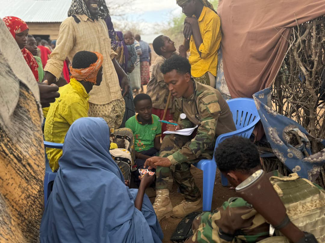sntvnews1's tweet photo. The National Army’s Commandos (#DANAB) distributed food and water to the families affected by the drought in Madhos and Gomaray villages in the Southwest State. The army’s medical team also conducted medical screenings and treatment for the families.
#Somalia https://t.co/wM6ZKBoSkd