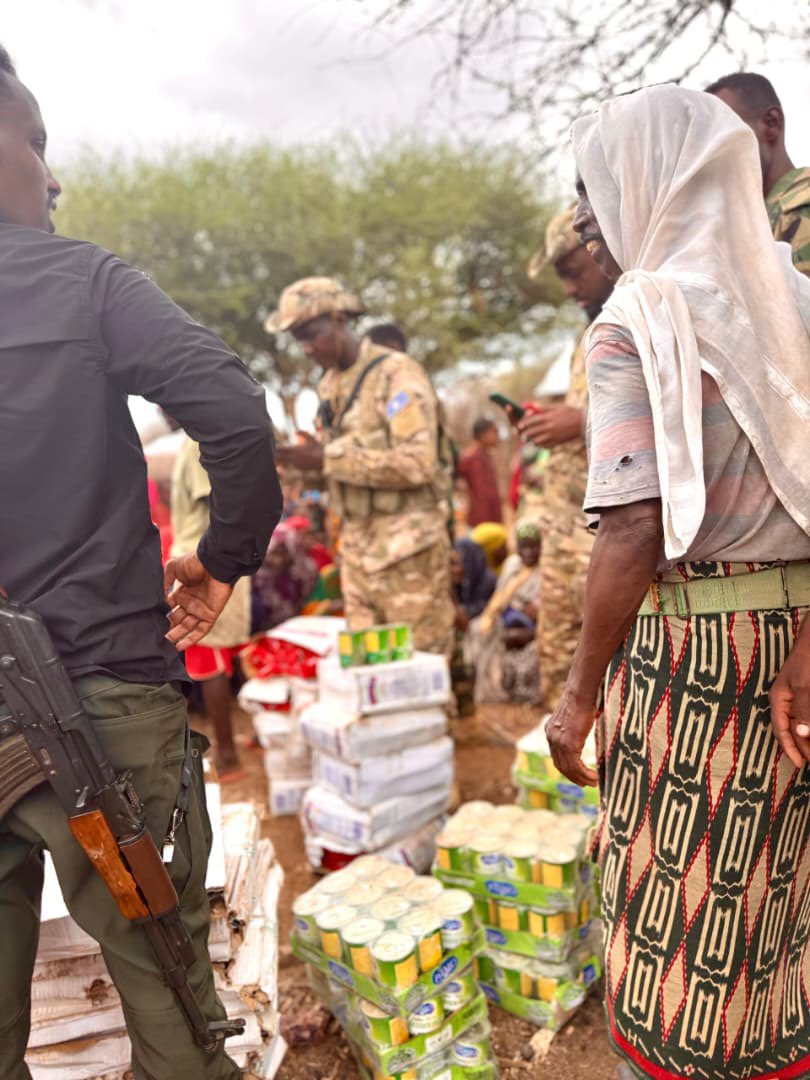 sntvnews1's tweet photo. The National Army’s Commandos (#DANAB) distributed food and water to the families affected by the drought in Madhos and Gomaray villages in the Southwest State. The army’s medical team also conducted medical screenings and treatment for the families.
#Somalia https://t.co/wM6ZKBoSkd