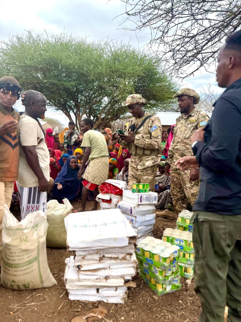 sntvnews1's tweet photo. The National Army’s Commandos (#DANAB) distributed food and water to the families affected by the drought in Madhos and Gomaray villages in the Southwest State. The army’s medical team also conducted medical screenings and treatment for the families.
#Somalia https://t.co/wM6ZKBoSkd