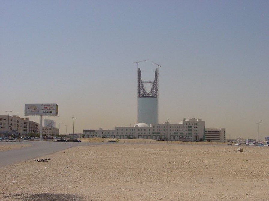 صورة للرياض عام 2001 خلال فترة بناء برج المملكة. 😍🇸🇦

كم كان عمرك وقتها ؟