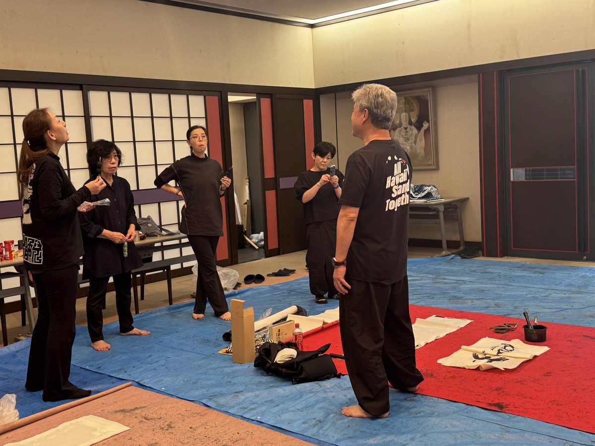 tenyou333's tweet photo. 月2回、土曜日開催の
天遊組道場＠日暮里・天王寺
古代文字の書アート作品を
全身で表現しています、
4/19(土)13時-16時
見学・体験してみませんか？
＃墨アート＃古代文字アーティスト＃天遊組 https://t.co/37HxjzQwxv