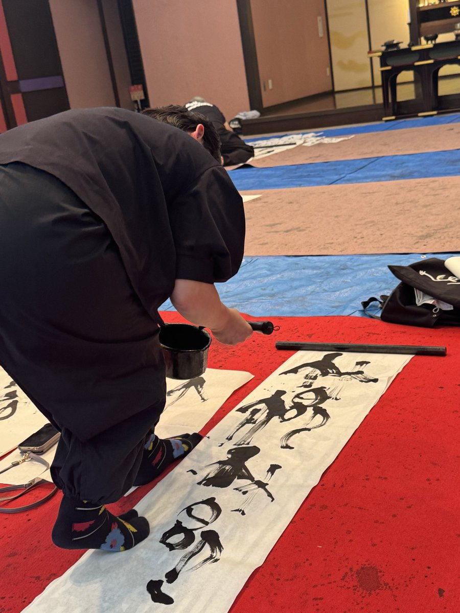 tenyou333's tweet photo. 月2回、土曜日開催の
天遊組道場＠日暮里・天王寺
古代文字の書アート作品を
全身で表現しています、
4/19(土)13時-16時
見学・体験してみませんか？
＃墨アート＃古代文字アーティスト＃天遊組 https://t.co/37HxjzQwxv
