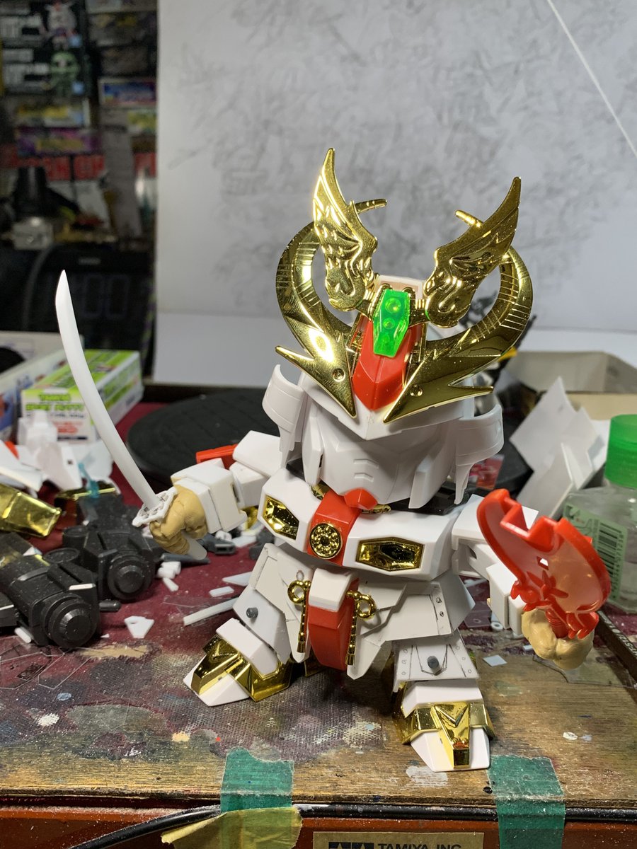 刀のパーツを制作中。
刀身に合わせてつばを作ってるけど、手に持たせたらちょっと小さく感じるな〜。
やり直しだよこりゃ。