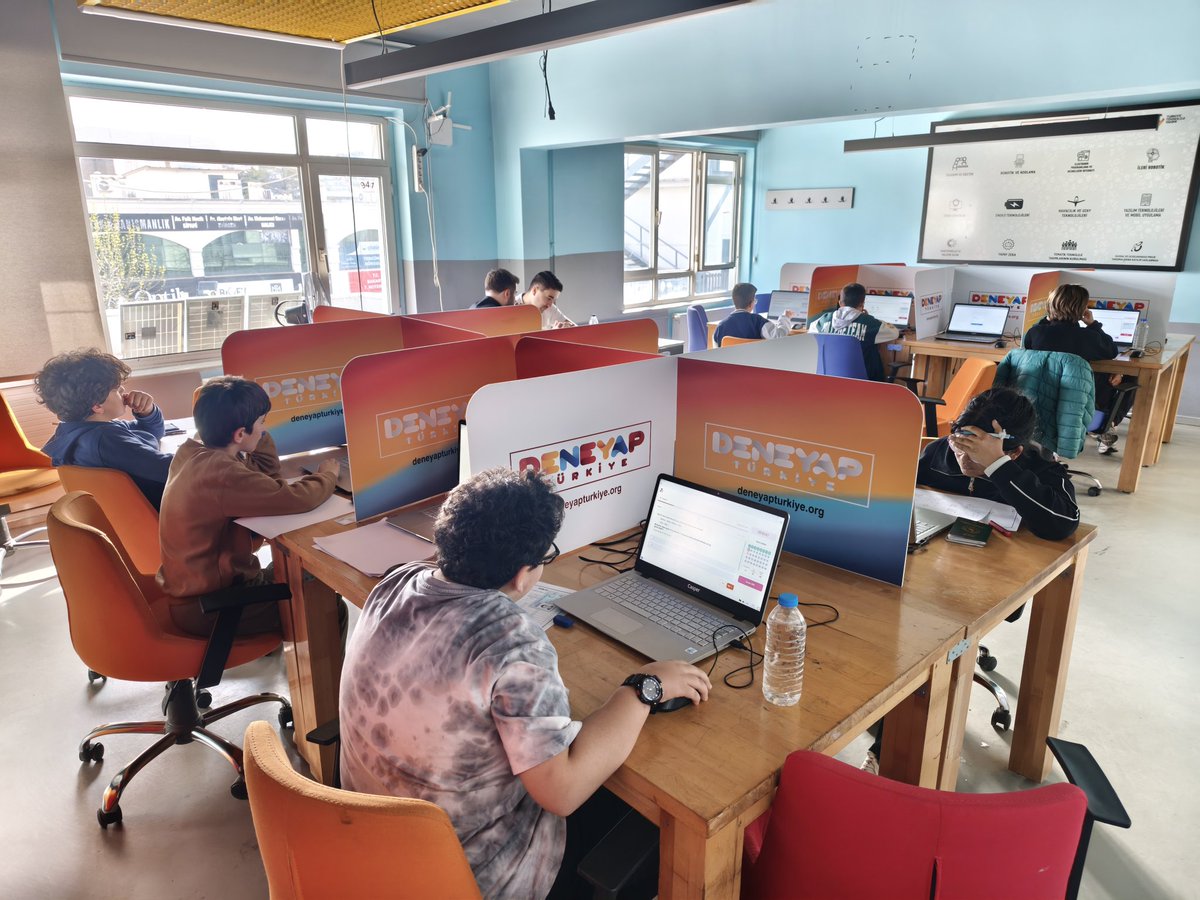 GSB_SakaryaGM's tweet image. 📍Sakarya Gençlik Merkezi 

🚀 Enerji hiç düşmüyor, heyecan her geçen gün daha da artıyor!

Gençlik merkezimizde düzenlenen DENEYAP Teknoloji Atölyeleri öğrenci seçme süreci büyük bir ilgi ve katılımla devam ediyor 💥

#Deneyap #GençlikMerkezi #Teknoloji #MilliTeknolojiHamlesi