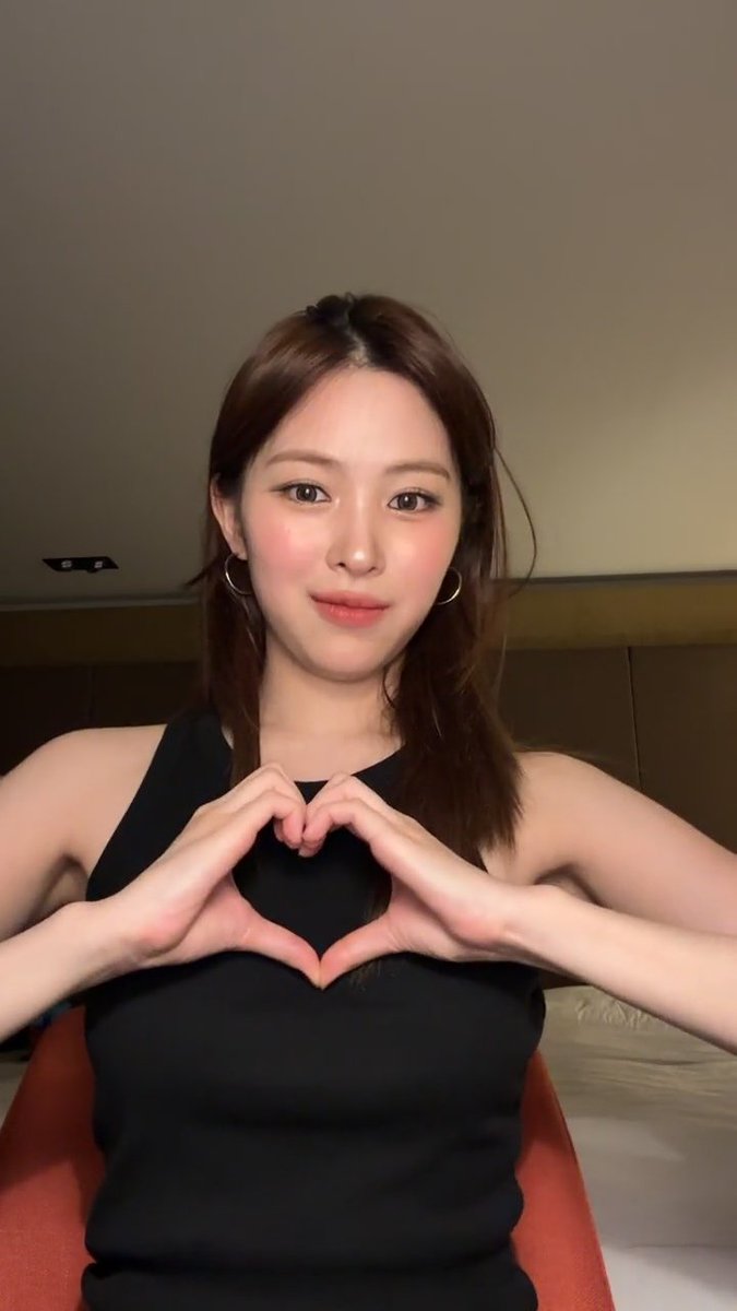 Don't cry, snowman, not in front of me
Who'll catch your tears if you can't catch me, darling?

#EP25_StarringRYUJIN 
#봄이_왜_따뜻한가_했는데_류진이가_태어났구나