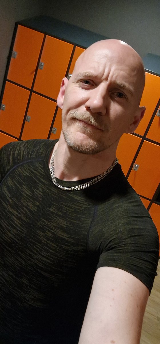 Davibasteni's tweet image. Go la session du jour 💪🥵 Bon après-midi X 😘💜 #Motivation #BasicFit #AddictFitness