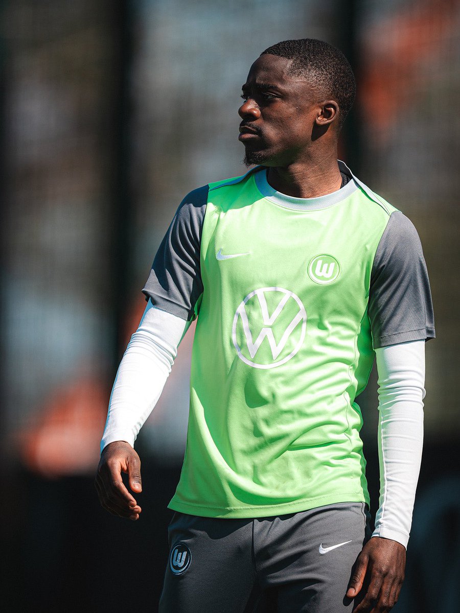 VfLWolfsburg_PT's tweet photo. 💬 Dieter #Hecking: “Jonas #Wind e Mattias #Svanberg não estarão disponíveis. Saël #Kumbedi teve alguns problemas musculares, mas já retomou os treinos completos e estará de volta. Moritz #Jenz ficou um pouco desgastado após o jogo contra o Frankfurt, mas também estará apto para atuar”.

🟢⚪️ #VfLWolfsburg #FCUWOB