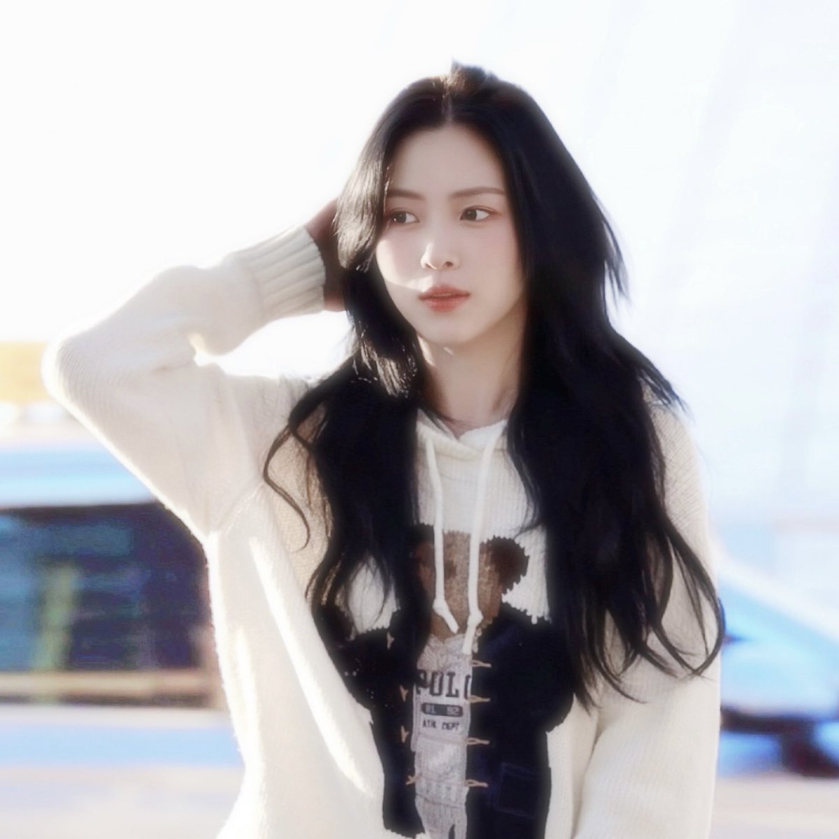 Don't cry, snowman, don't leave me this way
A puddle of water can't hold me close, baby
Can't hold me close, baby

#EP25_StarringRYUJIN 
#봄이_왜_따뜻한가_했는데_류진이가_태어났구나