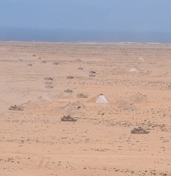 KOMARMIES's tweet image. Royal #Moroccan Armed Forces 🇲🇦 A charge of M1 #Abrams Tank x AMX-10RC Light #Tank x VAB IFV x Light #Fire Support Truck x HUMVEE 🏜 #Morocco #Maroc