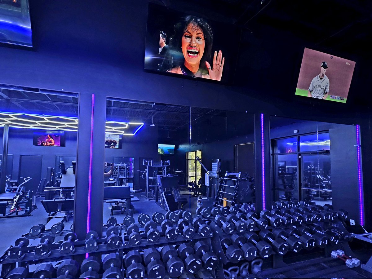 StaySharpPT's tweet photo. One of the best things about owning your own gym....... having Selena on the TV's for her birthday and celebrating Selena Day. #90stejanoicons #selena #emilio #TheTom https://t.co/GJMyFA1Zb9