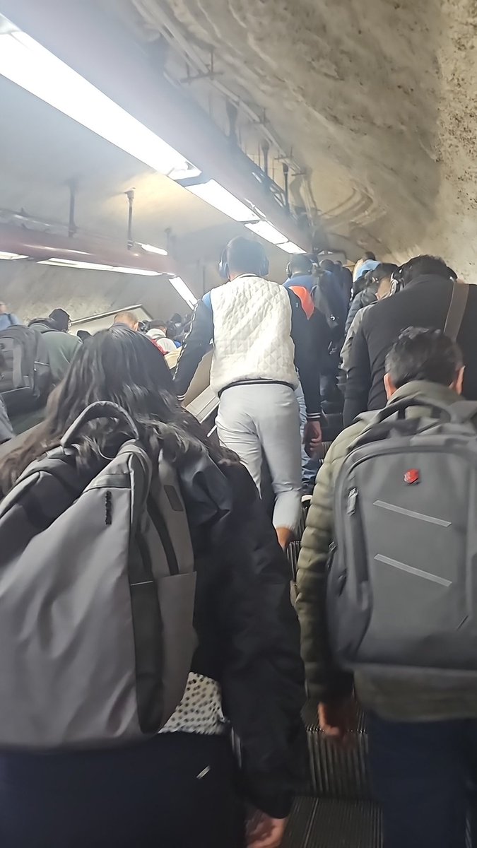 andycano91's tweet photo. @MetroCDMX otra vez no sirven las escaleras eléctricas de estación río San joaquin.  Desde ayer están así.  Y según las acaban de arreglar. La gente con bastón, padeciendo. 
Y como siempre, ustedes no hacen nada. https://t.co/SxScAKplpy
