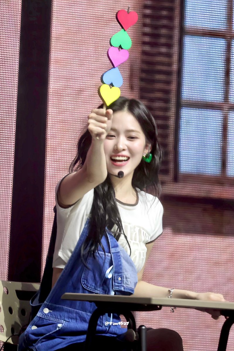 Let's go below zero, and hide from the sun
I'll love you forever, where we'll have some fun
Yes, let's hit the North Pole and live happily
Please don't cry no tears now, it's Christmas, baby

#EP25_StarringRYUJIN 
#봄이_왜_따뜻한가_했는데_류진이가_태어났구나