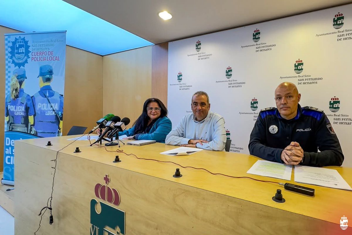 Ayto_SFH's tweet photo. 👮🏻‍♂️ 👮🏻‍♀️ El alcalde de #SanFernandoDeHenares, Javier Corpa; y la concejala de Seguridad, Leticia Martín; junto al inspector jefe de Policía Local, Ismael García; han presentado las últimas actuaciones efectuadas en la Concejalía. Con 72 nuevas cámaras de video vigilancia. https://t.co/jXLeqpRo89