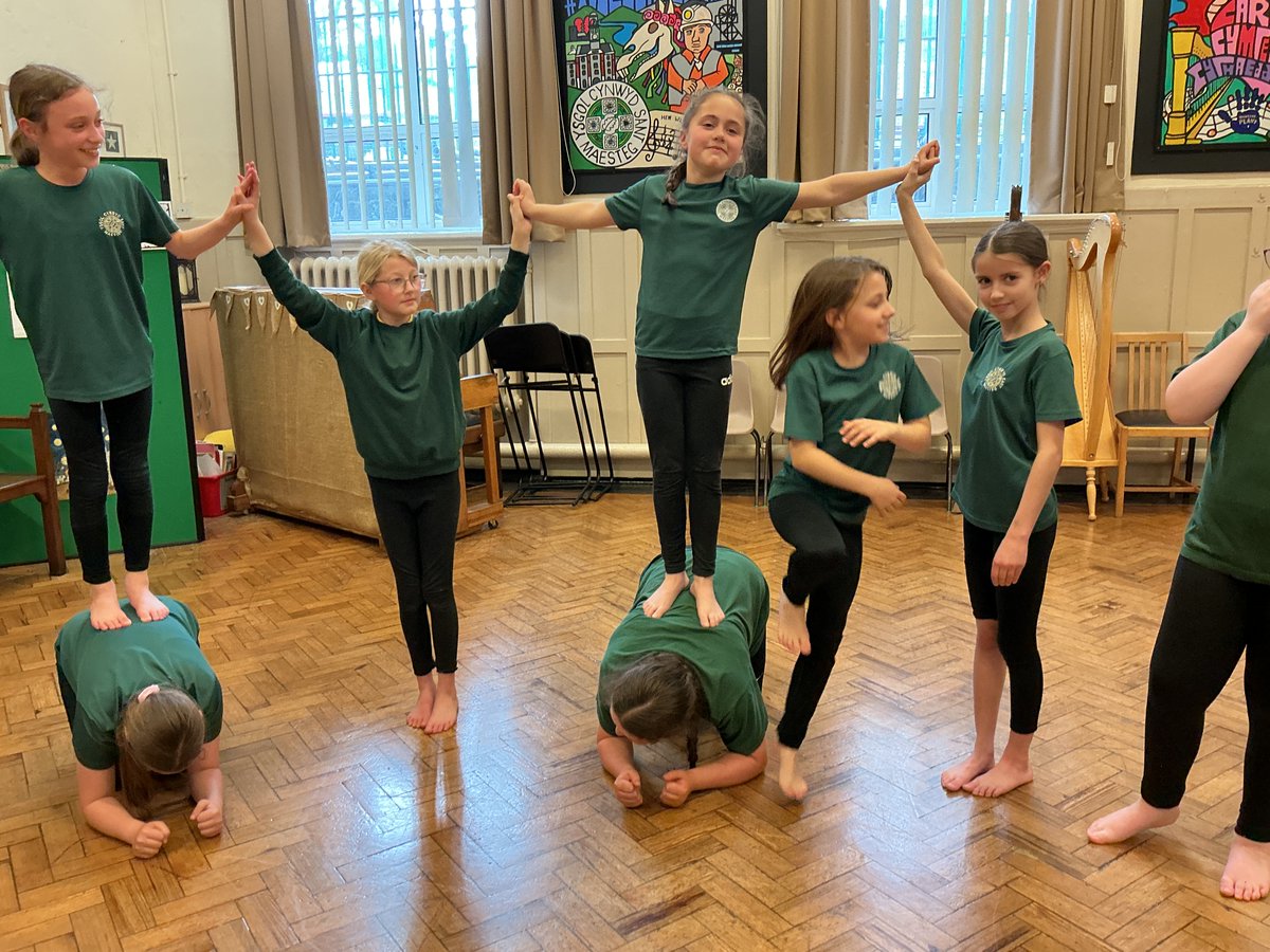 MrRoberts_YCS's tweet photo. Paratoi at recordiad y ddawns! 🎬🌾#CelfyddydauYCS

Preparing for the recording of our dance! https://t.co/xji5xsOMYO