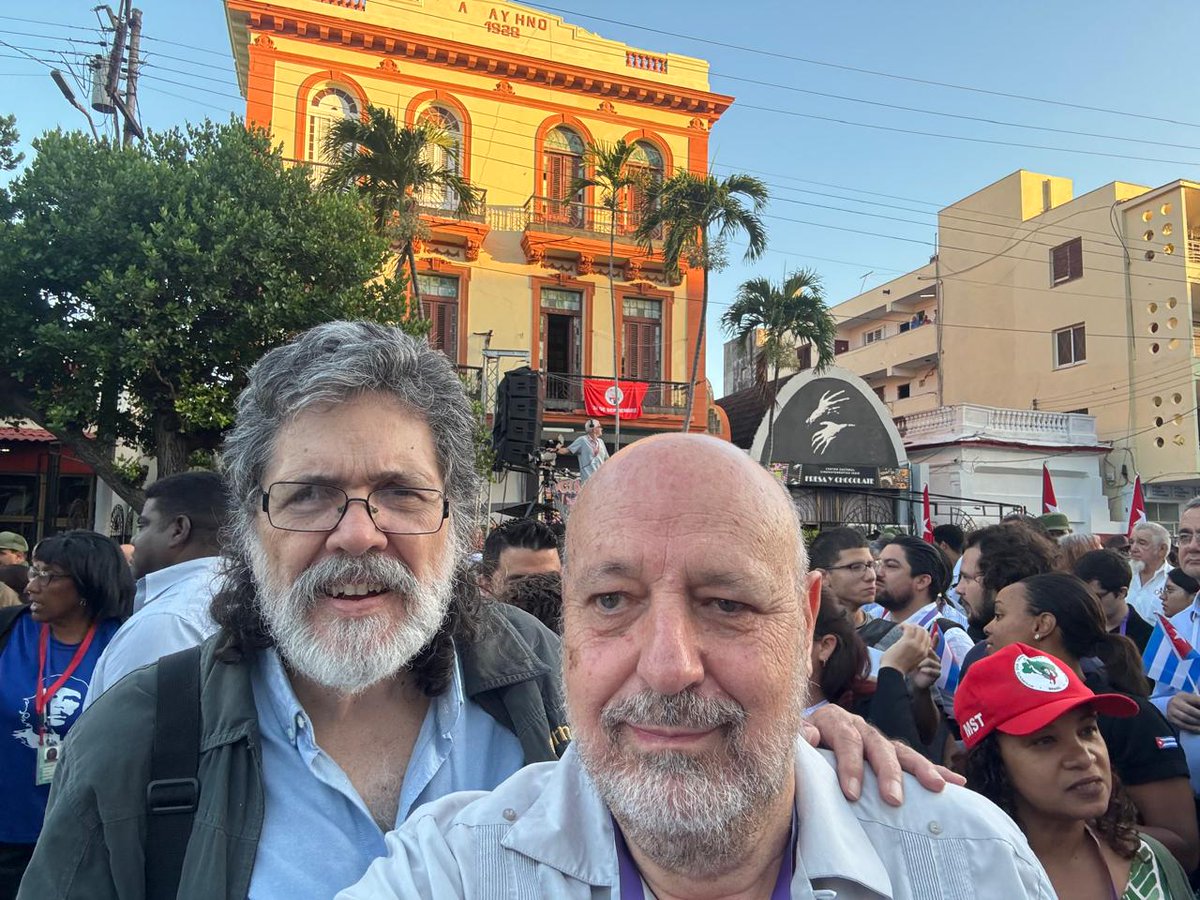 Con el gran periodista mexicano Luis Hdez Navarro, minutos antes d iniciarse, en 23 y 12, el acto x el 65 aniversario d la proclamación del carácter socialista d la Revolución y del nacimiento del Partido Comunista d Cuba. 
#NoAlFascismo #NoAlImperio #100AñosConFidel #CubaVencerá