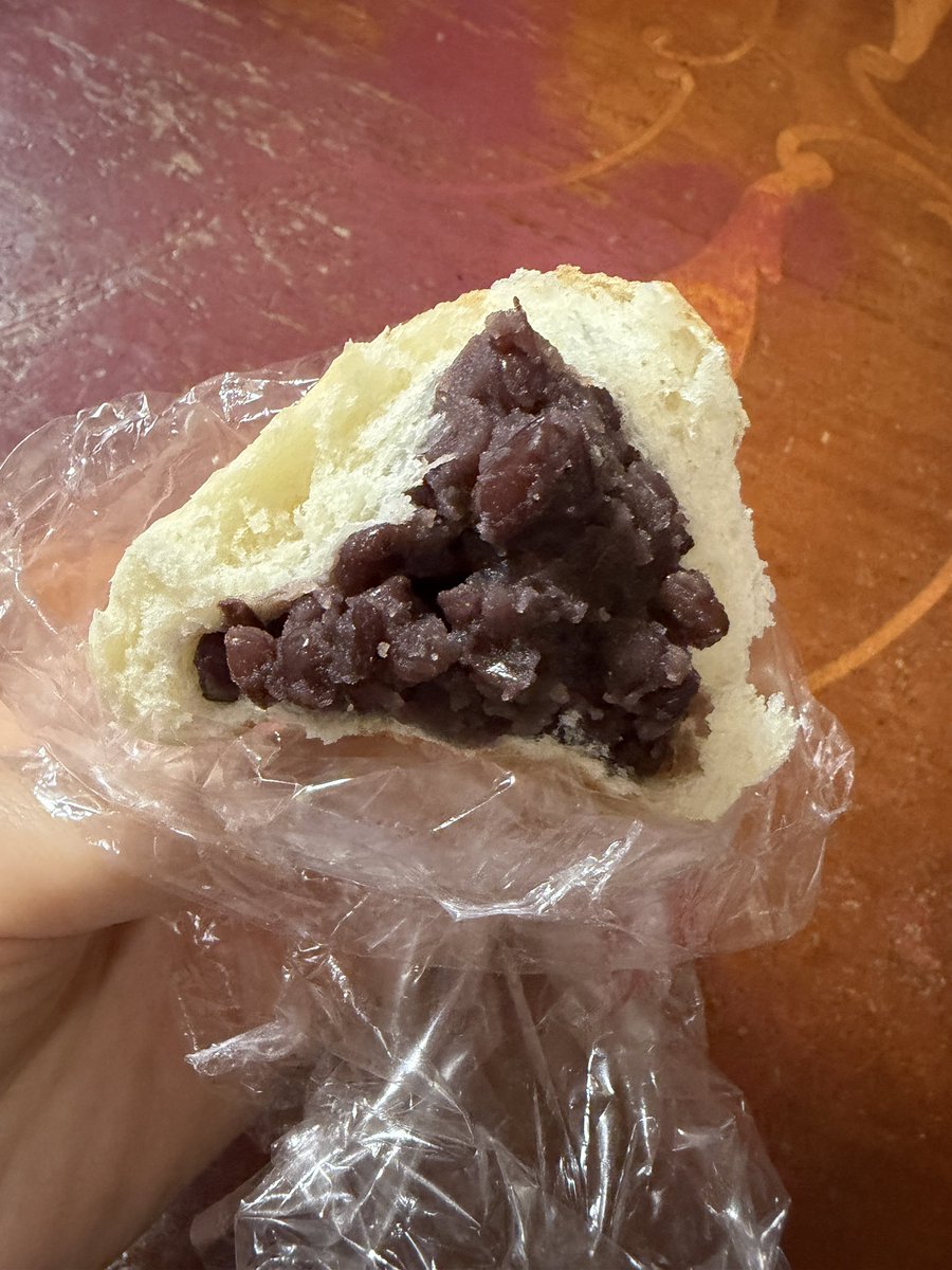 亡き母の誕生日、あんこ好きだったので、あんぱんでお祝い🎂
お供えして忘れてしまい今食べた笑