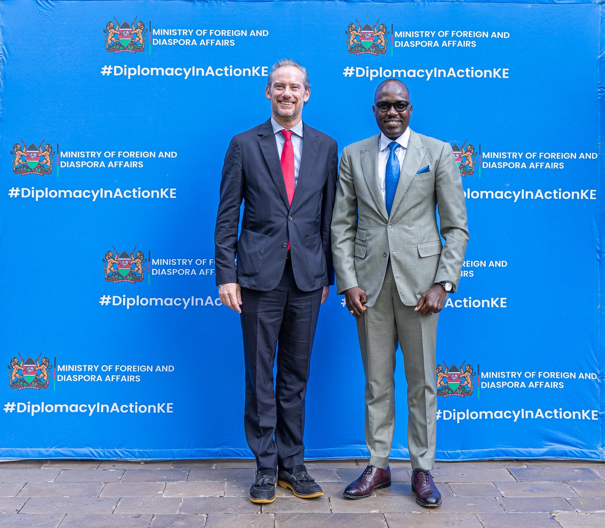 FranceinKenya's tweet photo. Great exchanges today morning with top leadership and members of the @KenyaEditors Guild as well as senior representatives from the fourth estate ahead of the Africa Forward Summit to be held in Nairobi on May 11-12 2026. 🇫🇷🌍🇰🇪

Foreign Affairs PS @SingoeiAKorir, together with Balozi @arnaud_suquet, briefed editors on the vision behind this landmark summit, which will bring together leaders, entrepreneurs, youth, creatives, civil society, and diaspora from across Kenya, Africa, France, and beyond to shape new partnerships for the future.

Discussions highlighted the Summit’s ambition to strengthen investment and deliver concrete solutions to shared challenges; from reforming the international financial architecture to advancing the energy transition ⚡, sustainable agriculture 🌱, artificial intelligence and digital innovation 💻, the blue economy 🌊, green industrialization 🏭 and health 🩺.

📍 On May 11, the University of Nairobi will host the Africa Forward – Inspire & Connect Business Forum, bringing together 1,500+ economic leaders from Africa and France, alongside dedicated events celebrating youth talent, sports 🏃‍♂️ as well as the cultural and creative industries 🎭.

📍 On May 12 , at the Kenyatta International Convention Centre, African Heads of State will join Presidents @WilliamsRuto and @EmmanuelMacron for high-level discussions on development finance, innovation and Africa’s priorities in a rapidly changing world.

🙏 Many thanks to the Kenya Editors Guild President @zubeidahkananu and the Ministry of Foreign and Diaspora Affairs Kenya @ForeignOfficeKE for their continued support and collaboration in engaging the media ahead of this important milestone.

#AfricaForward #AFS2026

@francediplo_EN